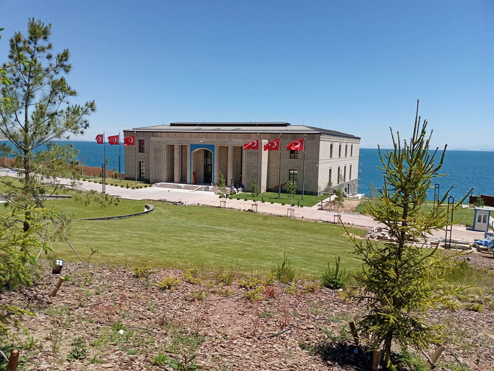 Bitlis Ahlat Cumhurbaşkanlığı Külliyesi ile Gençlik Merkezi’ne Form İmzası